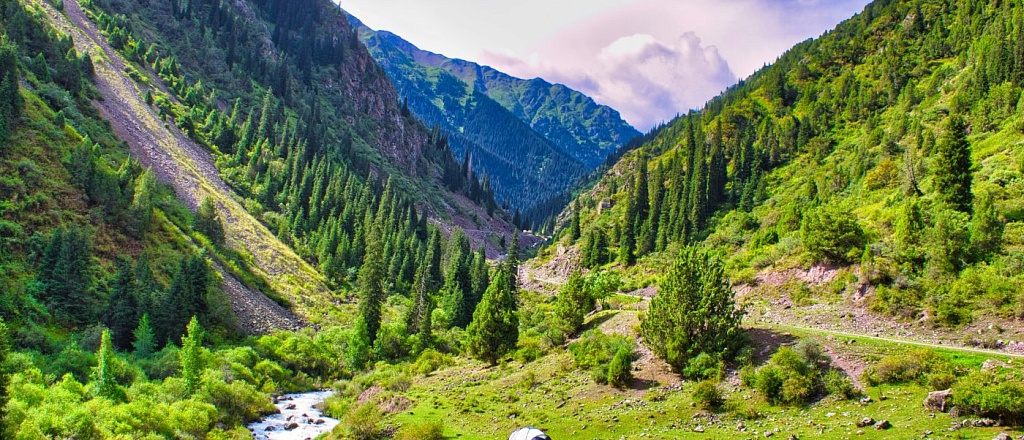 Where to go in Kyrgyzstan in the summer: top 10 places for traveling with friends