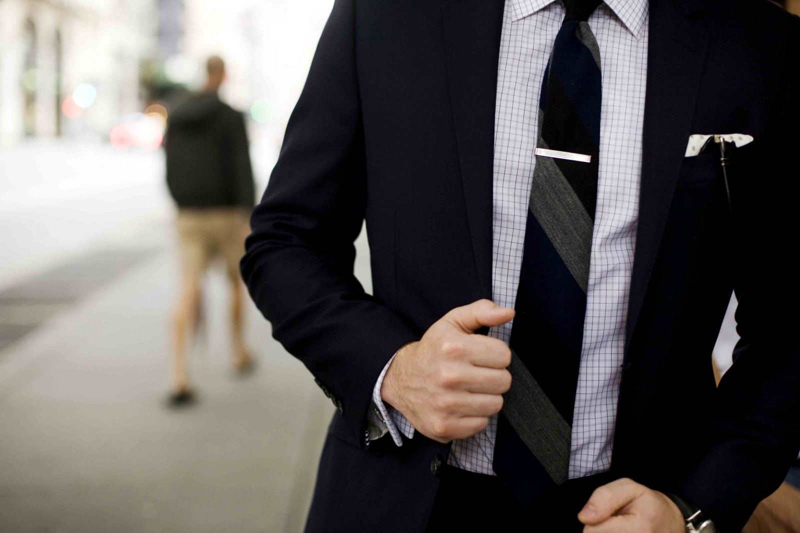 Слой за слоем: 4 способа носить классический мужской костюм с верхней одеждой