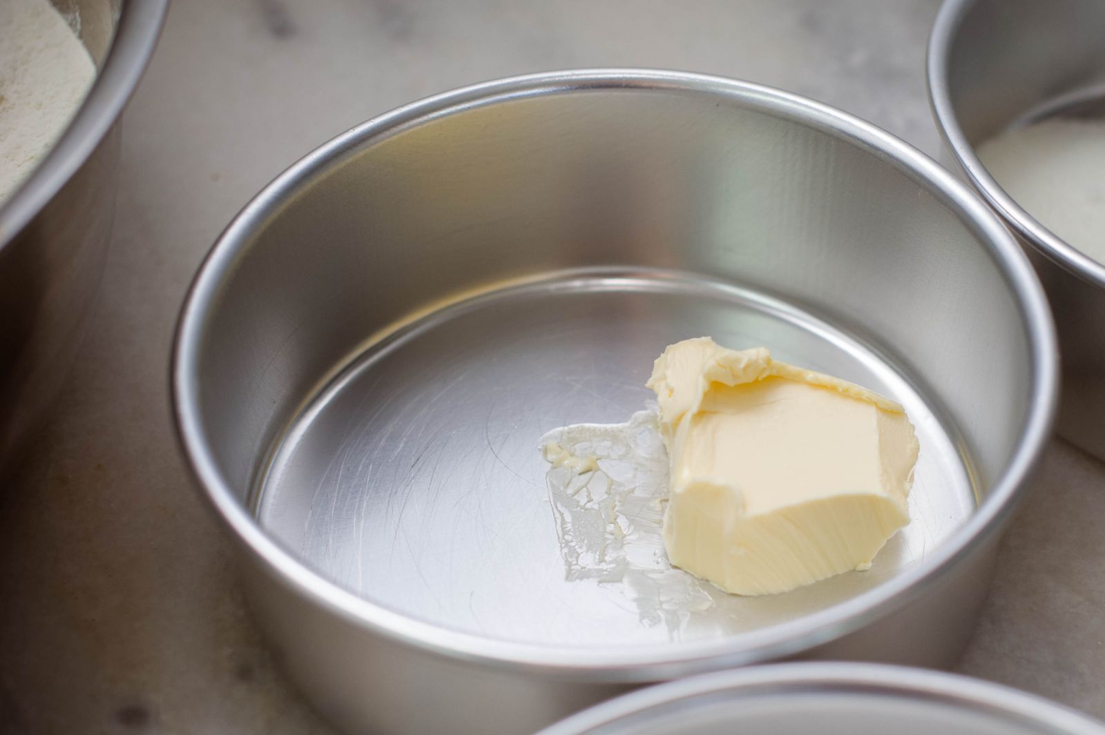 Молочное тесто. Вымешивание сырного зерна. Молоко в тесто. Дрожжи и яйца растворяют в молоке.