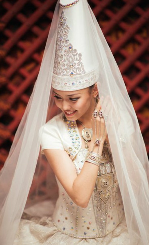 Казахская свадьба на казахском языке. Казахская невеста в саукеле. Казахский свадебный наряд. Казахское свадебное платье национальное. Саукеле головной убор.