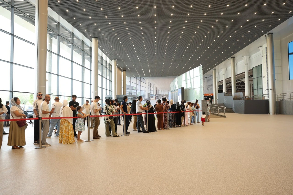 v-mezhdunarodnom-aeroportu-tashkenta-vpervye-poyavilas-zona-dlya-vstrechayuschih-vnutri-terminala