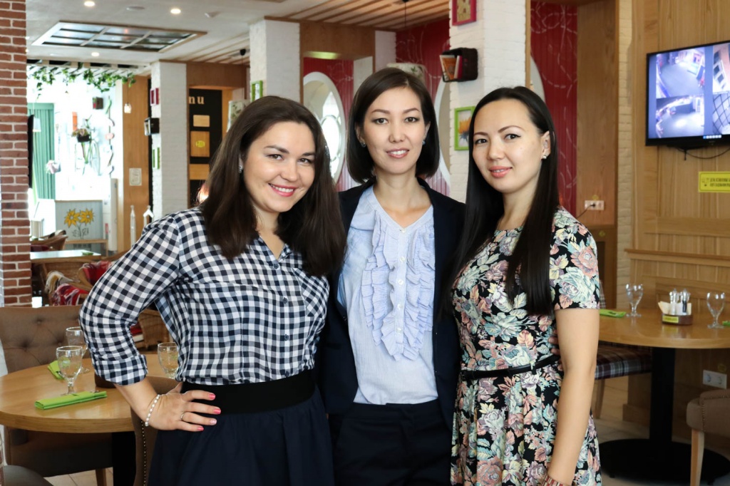 Көршілер қарап отыр Ескі ресейлік әйелдер жопқа қатты трахает