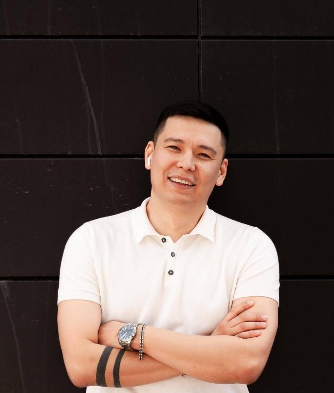 Жігіт төрт аяғымен тұрып, минет алады