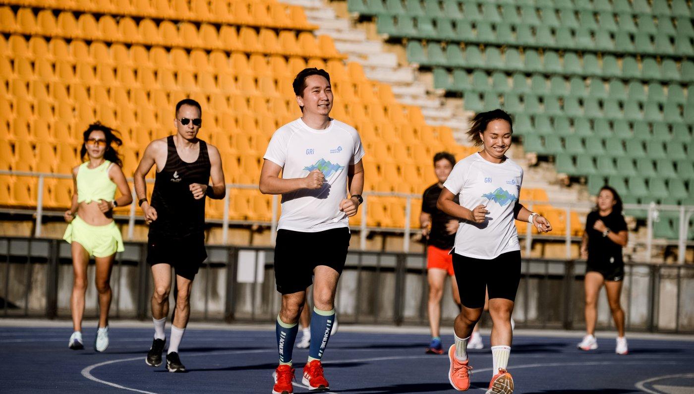 Совместный бег. Тренировка бег. Спортсмен на финише. Спорт бег. Мужчина бежит.