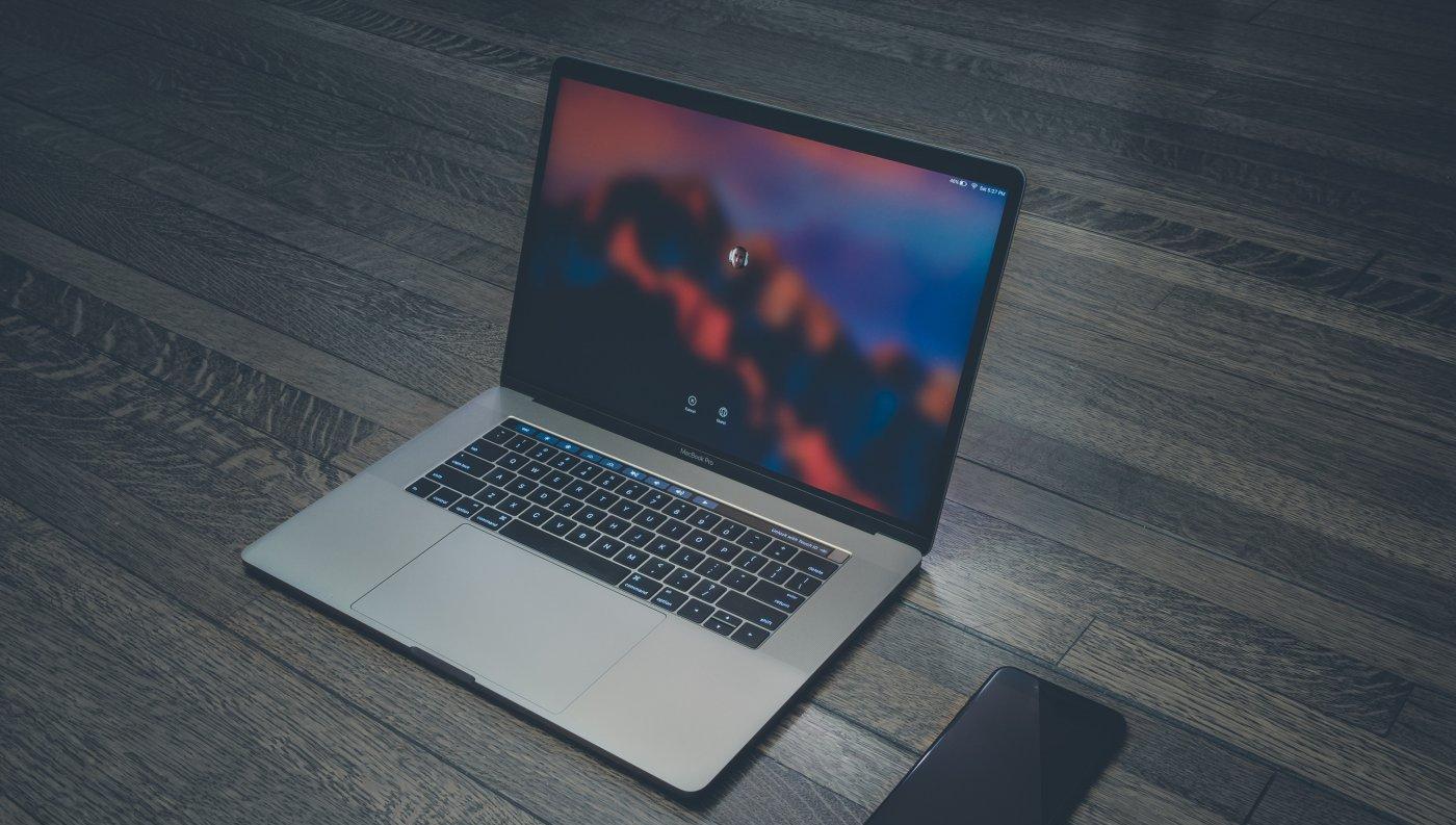 Apple может выпустить MacBook Pro с сенсорным экраном в 2025 году ...