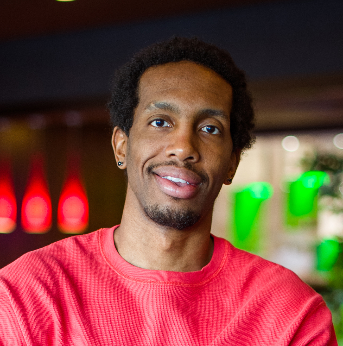 иностранцы в россии. иностранные студенты в россии. собеседование. иностранные граждане. общение с компьютером.