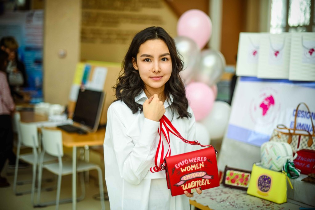 Ауыл моншасында үлкен сиськи бар ханымдар