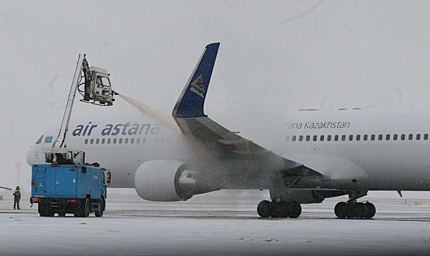 Air astana incident engine. АЭРОПОРТАО «Эйр Астана» («Air Astana»). Air Astana зима. Аэропорт Астана самолёты. Air Astana аэропорт Хабаровск.