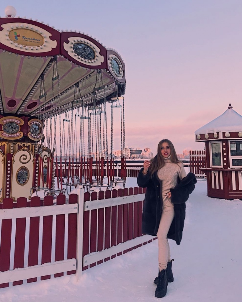 «По фигу мороз»: в Татарстане совершенно голая девушка весело разгуливала по проезжей части