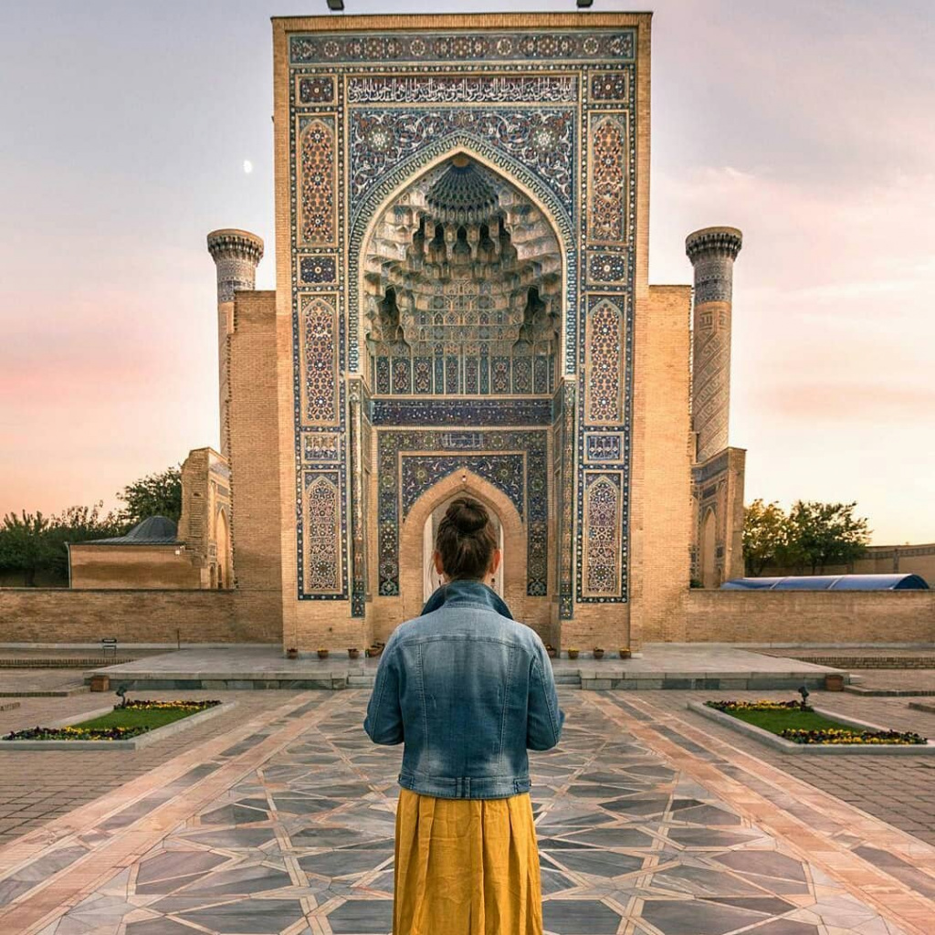 Colorful architecture of Samarkand, Old Tbilisi and Istanbul in photos