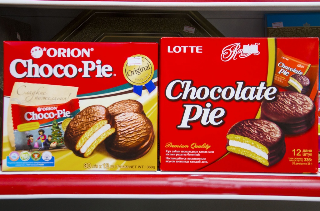 Шоко цена. Чоко Пай Орион и Лотте. Орион Лотте Choco pie. Orion Choco pie и Lotte Choco. Orion Choco pie и Lotte Choco pie разница.