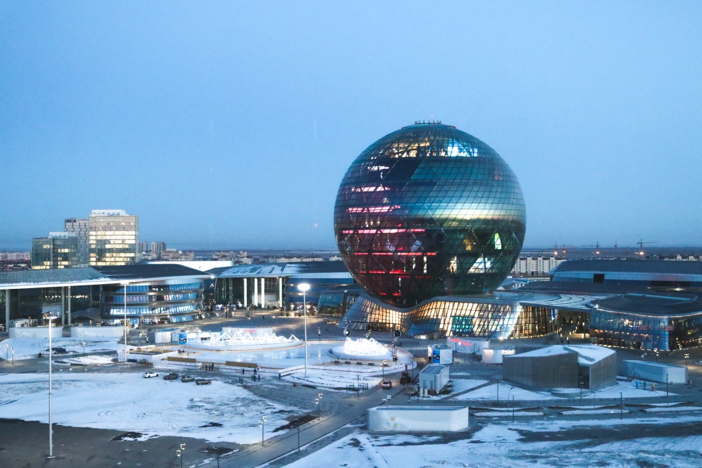 Астана куда можно сходить. Астана Экспо ночью. Экспо парк Астана. Астана Экспо зимой. Астана достопримечательности зимой.