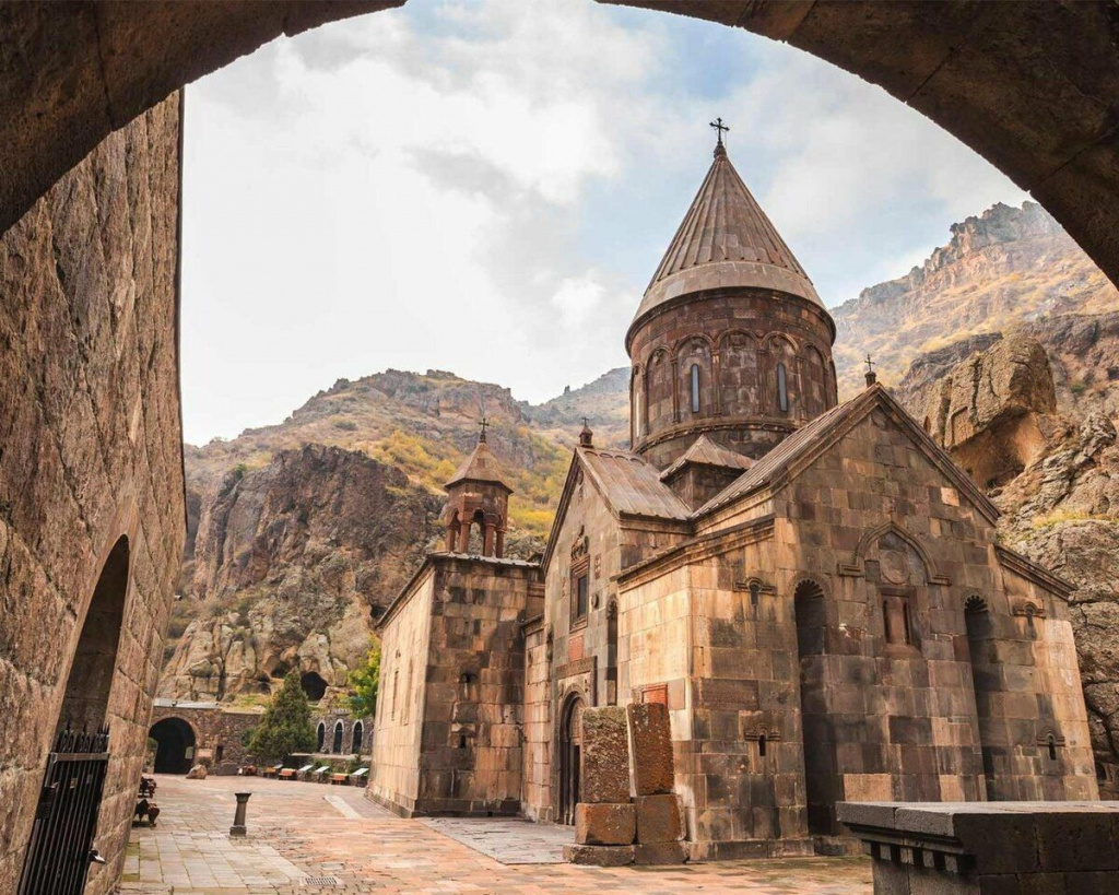 Самые известные достопримечательности Армении: древние памятники и горные пейзажи