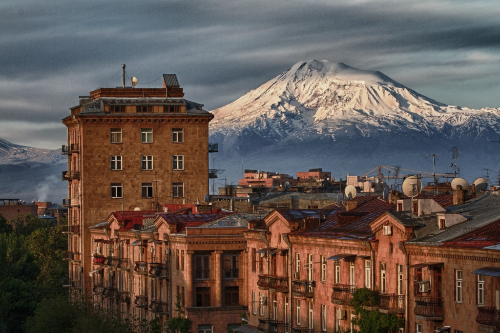 Город с видом на горы Армении