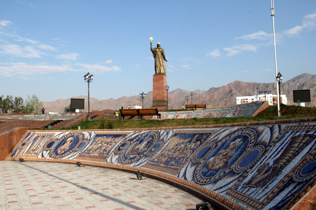 Somoni_Monument,_Khujand,_Tajikistan.jpg