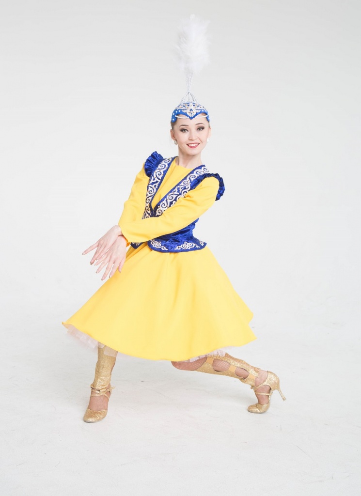 The specificities of Kazakh traditional women clothes are long and