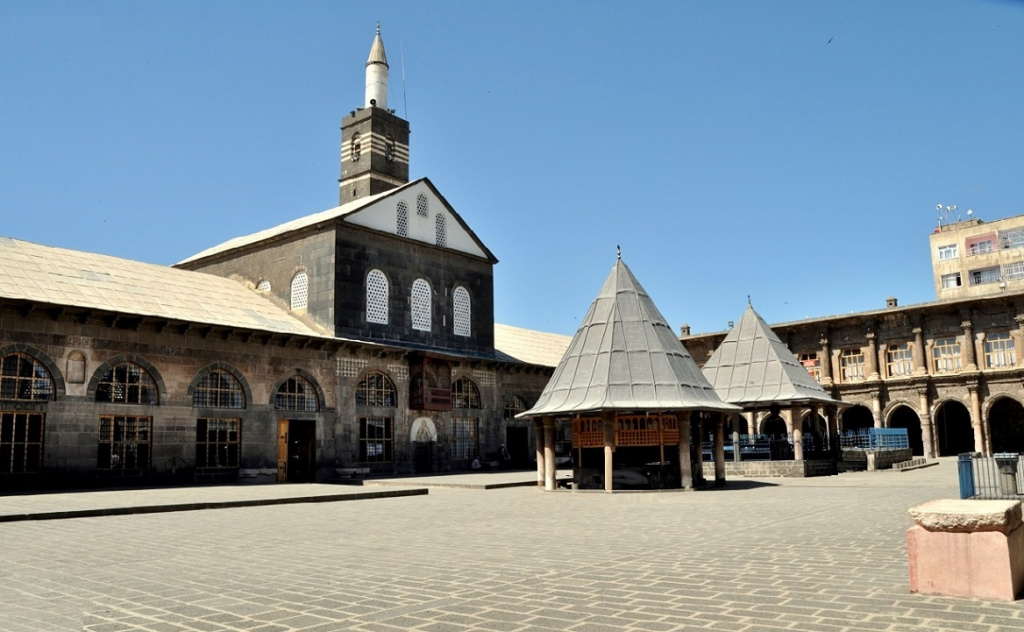 The_Great_Mosque_of_Diyarbakır.jpg