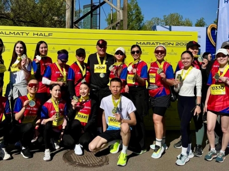 sotrudniki-flyarystan-o-bege-korporativnoy-podderzhke-i-uchastii-v-almaty-marathon