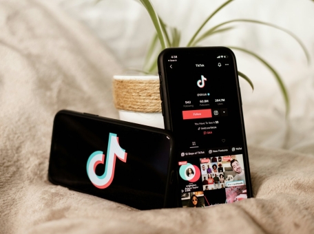 tiktok-zapuskaet-instrumenty-na-baze-ii-dlya-preobrazovaniya-teksta-v-videoreklamu