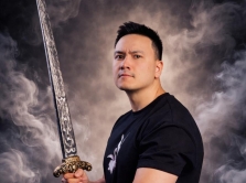 azamat-uzhangaliev-o-tom-pochemu-my-vlyublyaemsya-v-igrovyh-personazhey