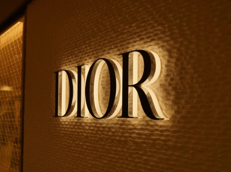 dior-predstavil-pervuyu-yuvelirnuyu-kampaniyu-s-uchastiem-sharliz-teron