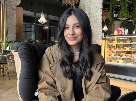 how-a-girl-from-uzbekistan-became-a-popular-singer-at-age-21-and-opened-a-tiktok-house