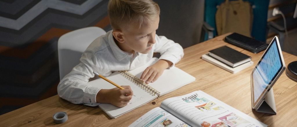 pervaya-onlayn-shkola-tunguch-nachala-rabotu-v-kyrgyzstane