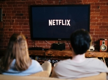 netflix-budet-pokazyvat-ii-reklamu-vo-vremya-serialov-i-na-pauze