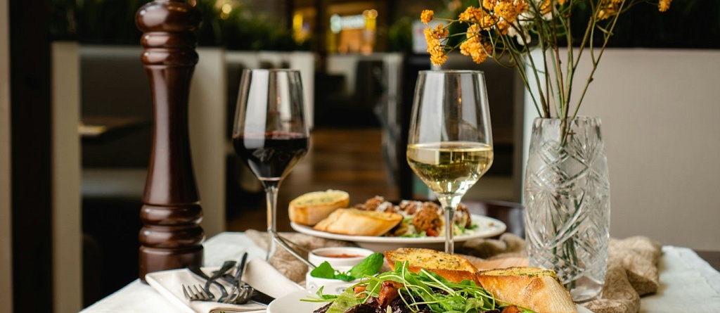 Куда сходить на романтический ужин в Павлодаре: 10 заведений города