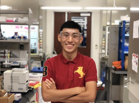 ayan-zhumekenov-o-puti-ot-ktl-i-mezhdunarodnyh-shkol-nyh-olimpiad-do-raboty-u-nobelevskogo-laureata