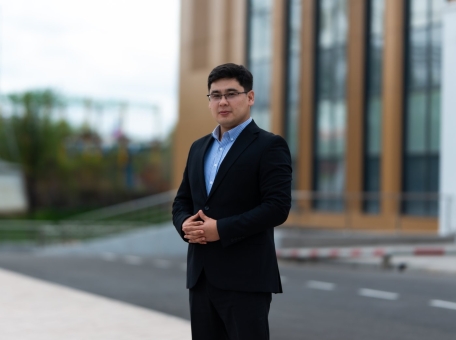 ernar-sarbasov-o-shkole-farabi-matematika-i-angliyskiy-po-urovnyu-a-ne-po-vozrastu