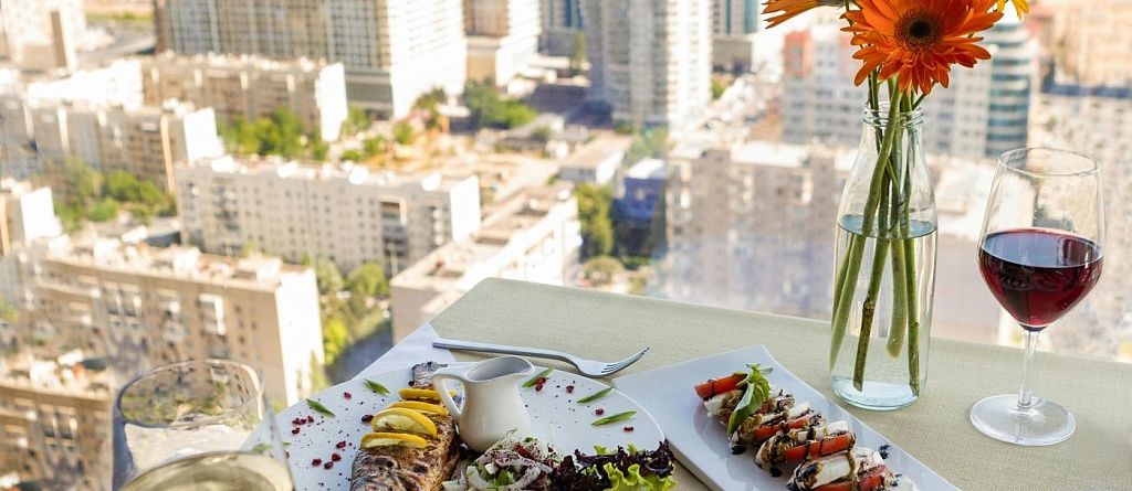 Где отметить день рождения в Баку: 10 ресторанов с праздничным интерьером и шоу-программой