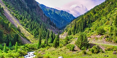 Where to go in Kyrgyzstan in summer: top 10 places for traveling with friends