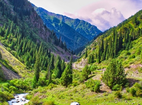 where-to-go-in-kyrgyzstan-in-summer-top-10-places-for-traveling-with-friends