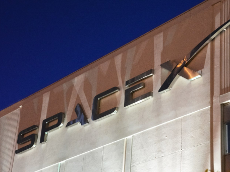 spacex-izmenit-mir-mobil-noy-svyazi-podklyuchiv-obychnye-smartfony-k-sputnikam-starlink