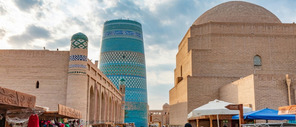 rez-ba-po-derevu-i-shelkovye-kovry-kak-hivinskie-mastera-prevratili-remeslo-v-biznes