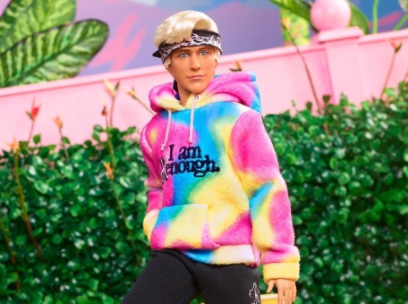 mattel-vypustila-kuklu-rayana-goslinga-v-obraze-kena-v-toy-samoy-raduzhnoy-tolstovke