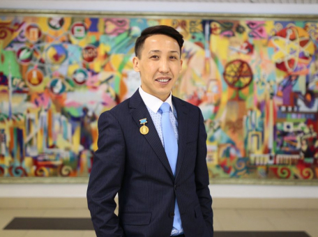 kazahstanec-popal-v-top-50-uchiteley-mira-i-poboretsya-za-million-dollarov