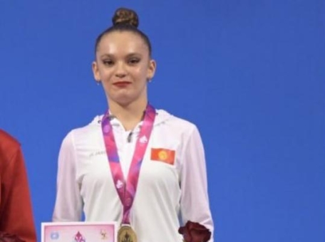 vpervye-gimnastka-iz-kyrgyzstana-vyigrala-yuniorskiy-chempionat-mira