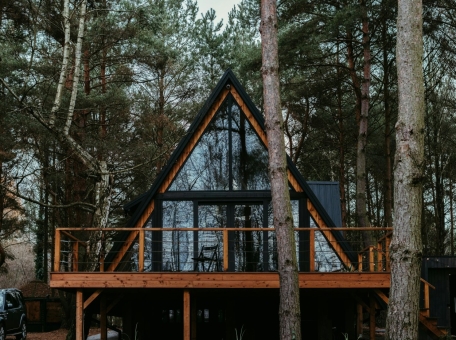 gde-ostanovit-sya-v-borovom-i-ryadom-oteli-domiki-i-glempingi-na-lyuboy-vkus