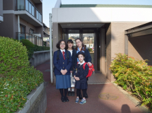 children-clean-school-and-walk-outside-in-a-t-shirt-in-the-winter-how-schools-arranged-in-japan