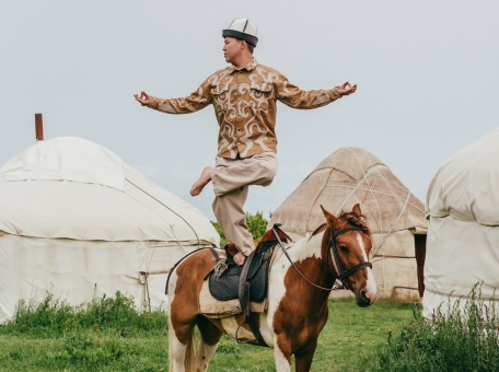 foto-s-parnem-v-ak-kalpake-iz-kyrgyzstana-popalo-v-photovogue