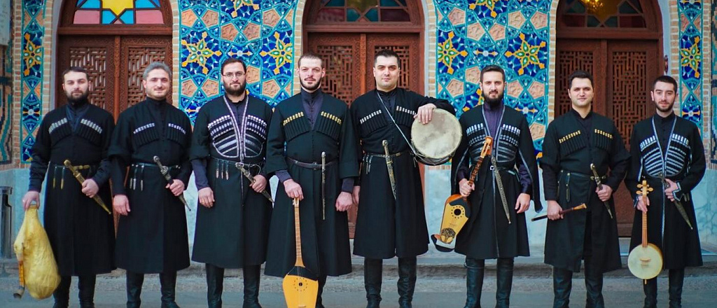 mnogogolosnoe-penie-i-narodnye-tancy-8-samyh-krasivyh-gruzinskih-tradiciy