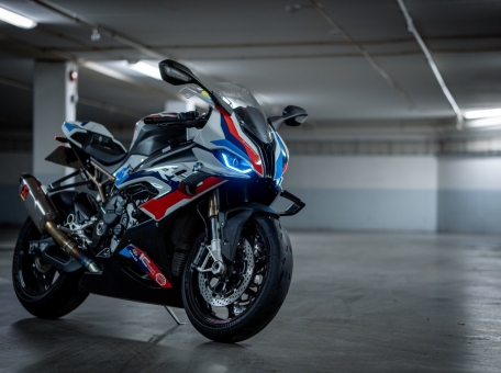 bmw-vypustila-solncezaschitnye-ochki-dopolnennoy-real-nosti-dlya-motociklistov
