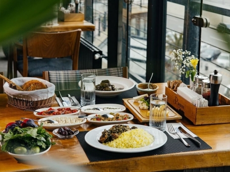 restorany-s-otkrytymi-terrasami-v-baku-gde-provesti-ideal-nyy-vecher