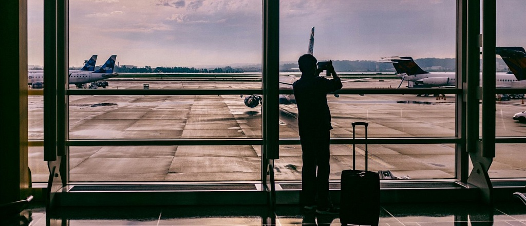 inostrannye-turisty-poluchayut-besplatnye-sim-karty-v-aeroportah-kazahstana