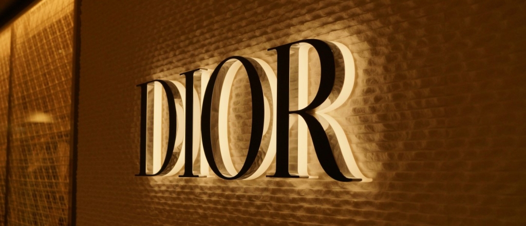 dior-predstavil-pervuyu-yuvelirnuyu-kampaniyu-s-uchastiem-sharliz-teron