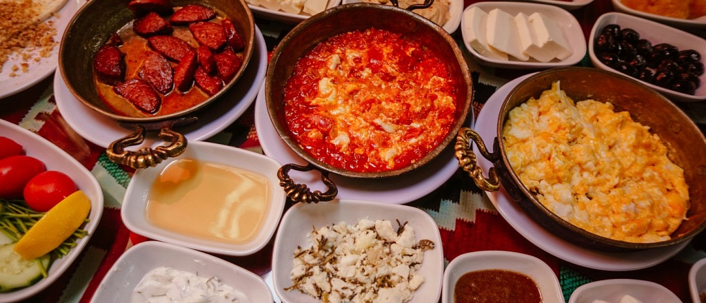 bakinskiy-zavtrak-osobennosti-mestnyh-tradiciy-i-luchshie-zavedeniya