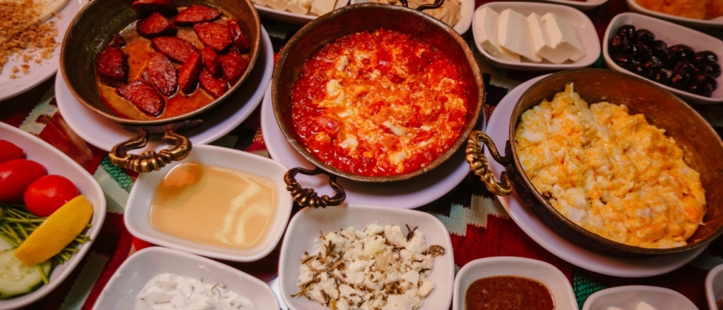 bakinskiy-zavtrak-osobennosti-mestnyh-tradiciy-i-luchshie-zavedeniya