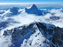 kitayskim-fotografam-vpervye-udalos-obletet-vershinu-everesta-na-drone